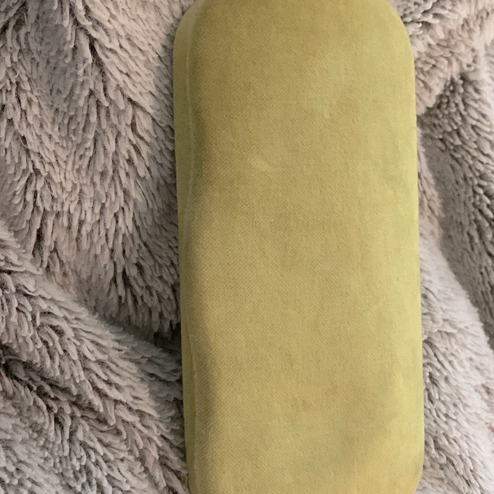In great condition little bit of scratches in the inside, but that’s it I